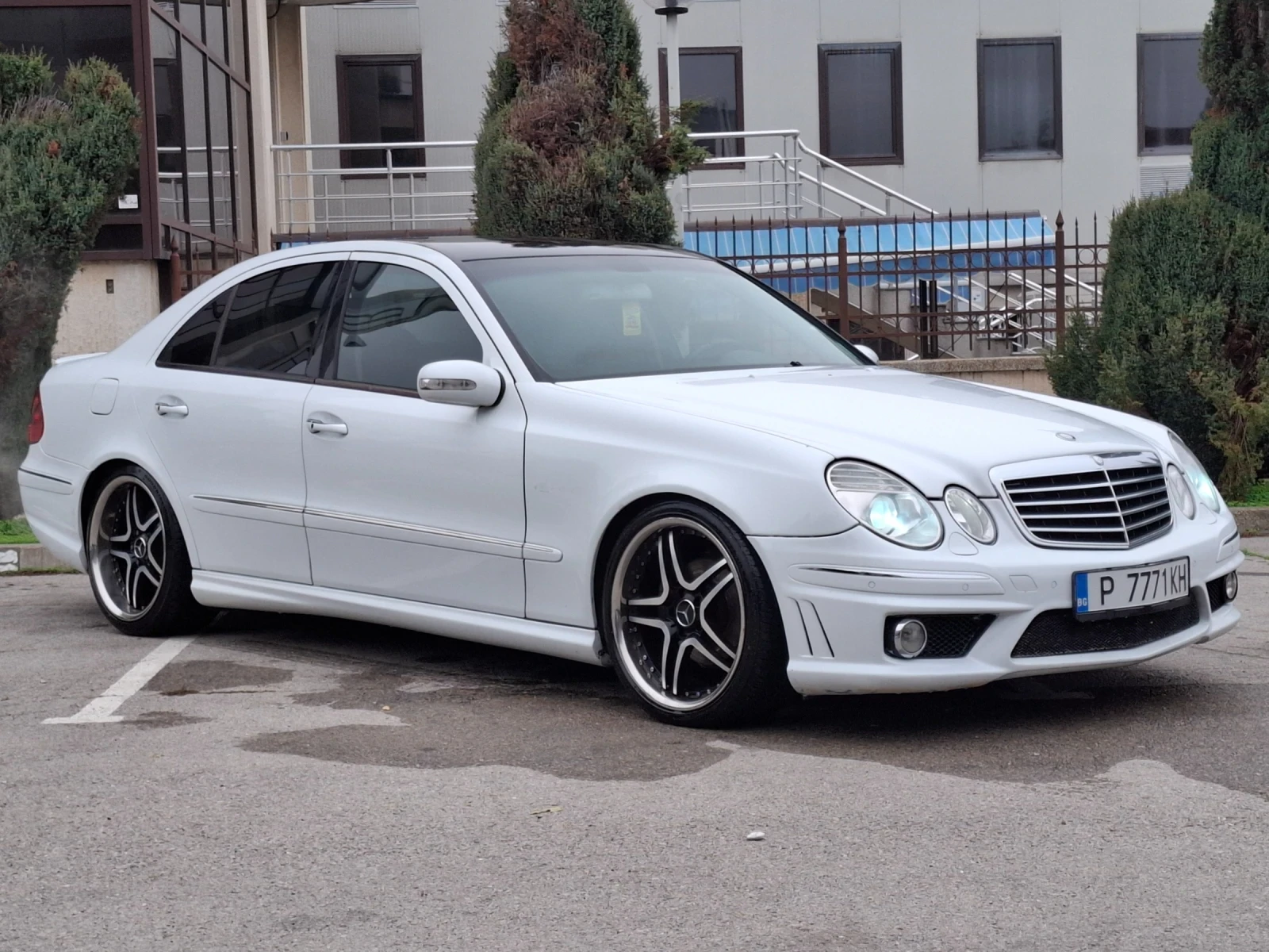 Mercedes-Benz E 220 2.2CDI * AVANTGARD * AMG ПАКЕТ *  - изображение 5