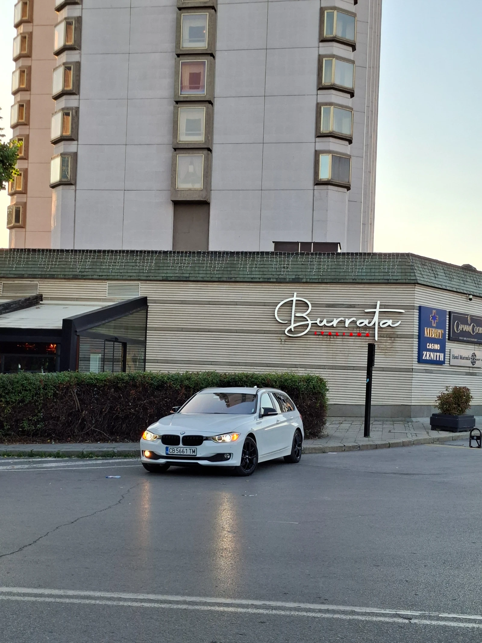 BMW 320 XDrive Sport Touring, снимка 10 - Автомобили и джипове - 54732830