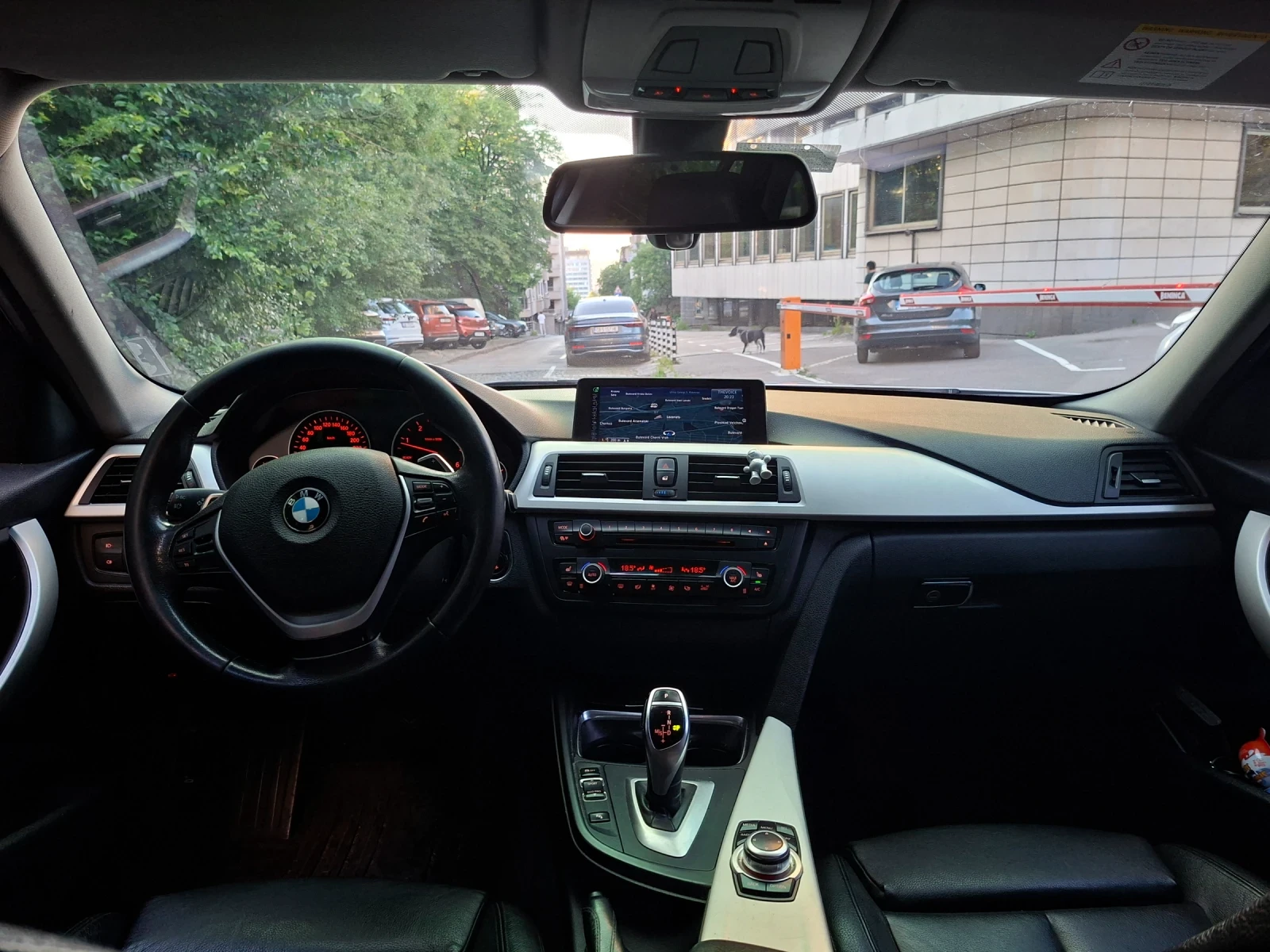 BMW 320 XDrive Sport Touring, снимка 11 - Автомобили и джипове - 54732830