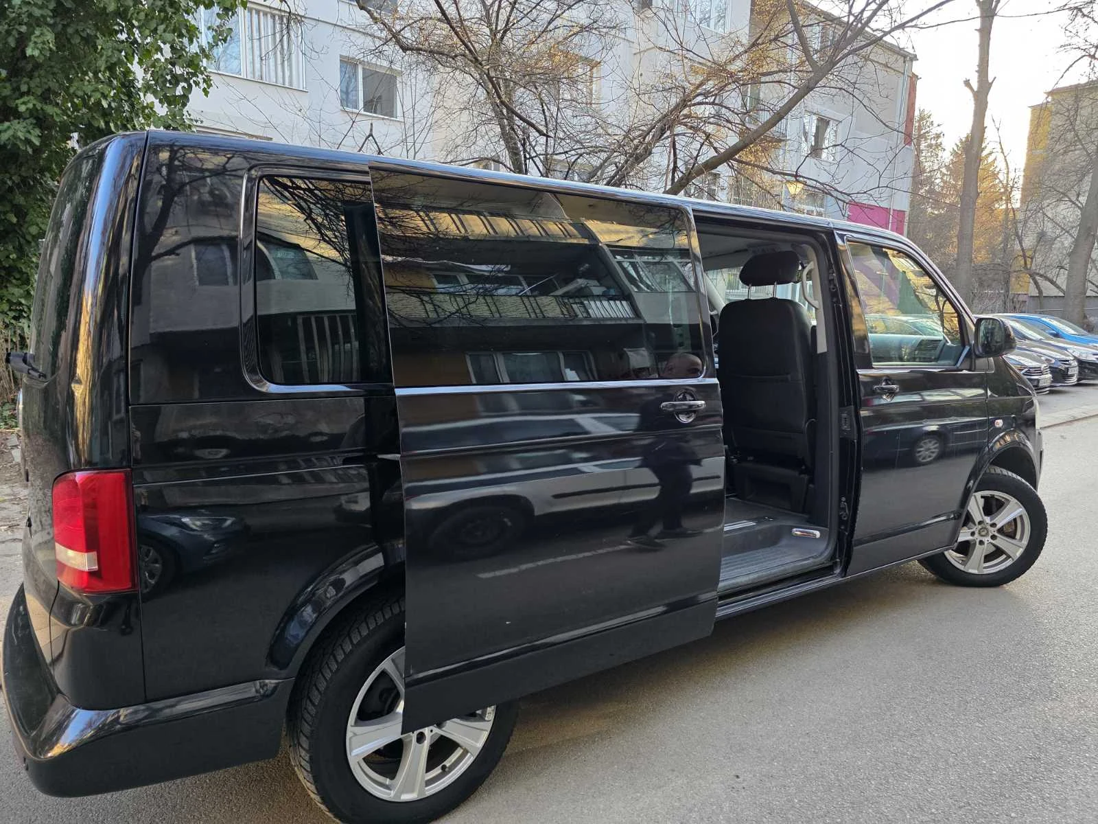 VW Multivan T5, снимка 11 - Бусове и автобуси - 53933379