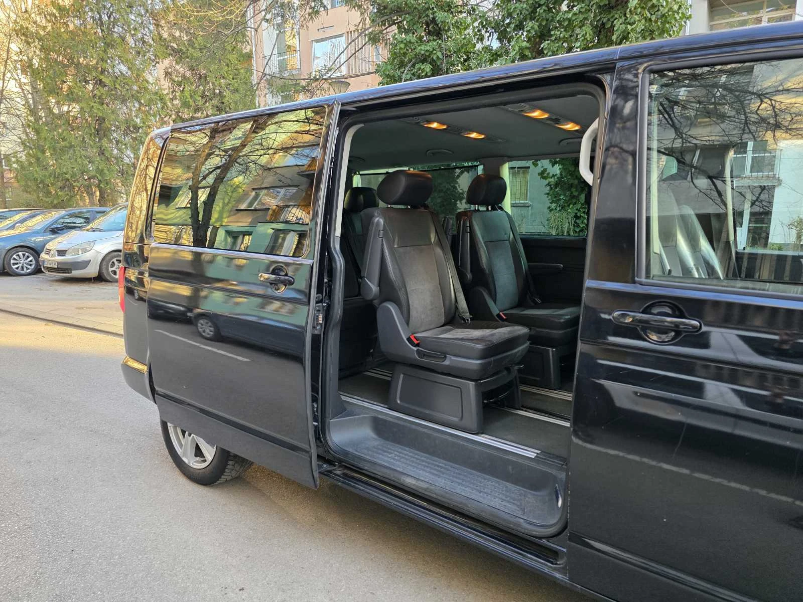 VW Multivan T5, снимка 10 - Бусове и автобуси - 53933379