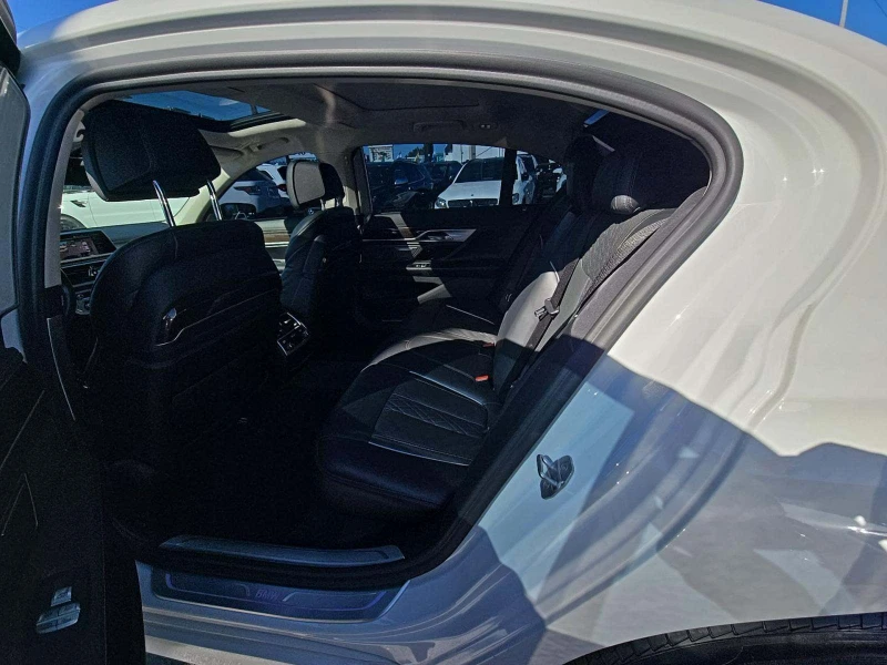 BMW 740 HUD, ВОWERS & WILKINS 3D, 360* , ОБДУХВАНЕ, ВАКУУМ, снимка 12 - Автомобили и джипове - 52612012