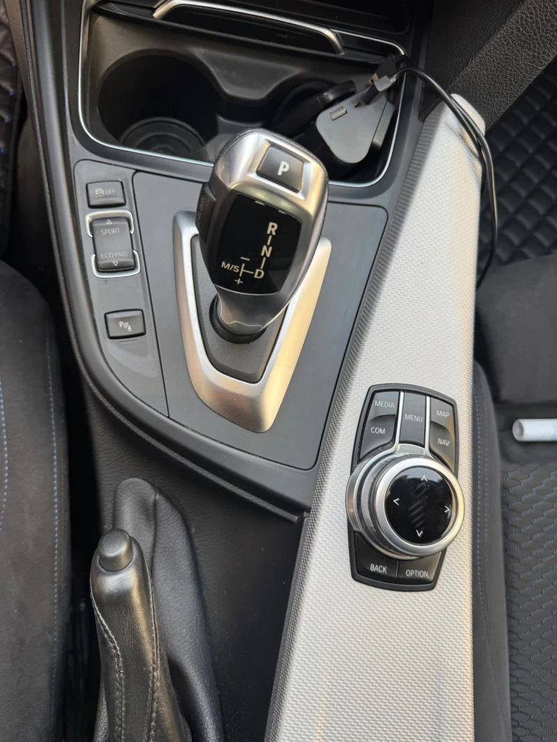 BMW 320 BMW 320d xDrive M-pack, снимка 12 - Автомобили и джипове - 52624320