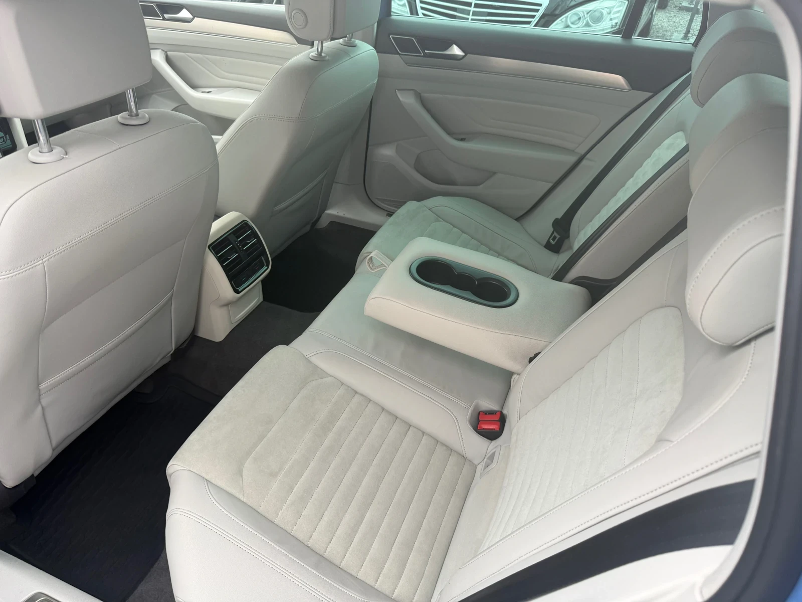 VW Passat 2.0TDI 4-MOTION 200HP /ОБСЛУЖЕН/ - изображение 8