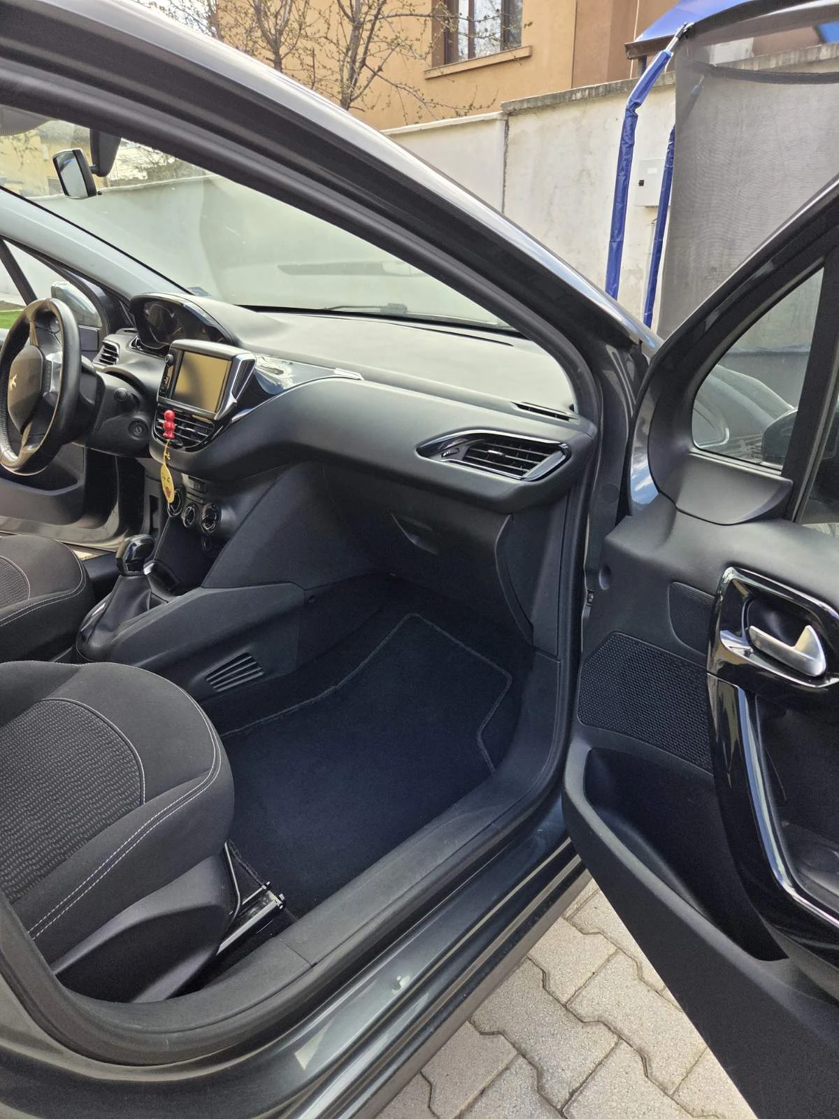 Peugeot 208, снимка 5 - Автомобили и джипове - 54158235