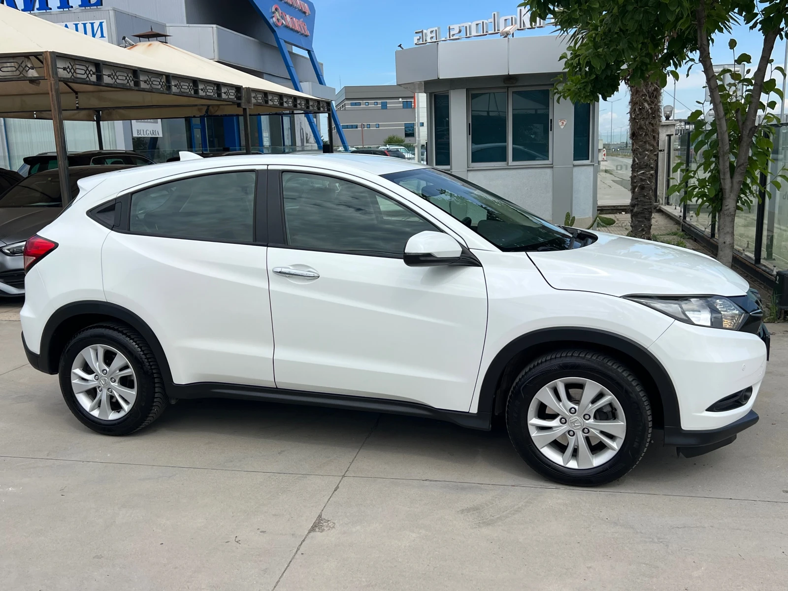 Honda Hr-v 1.5I-VTEC, ELEGANCE, FULL SERVICE HONDA-KATO HOB!!, снимка 4 - Автомобили и джипове - 54930681