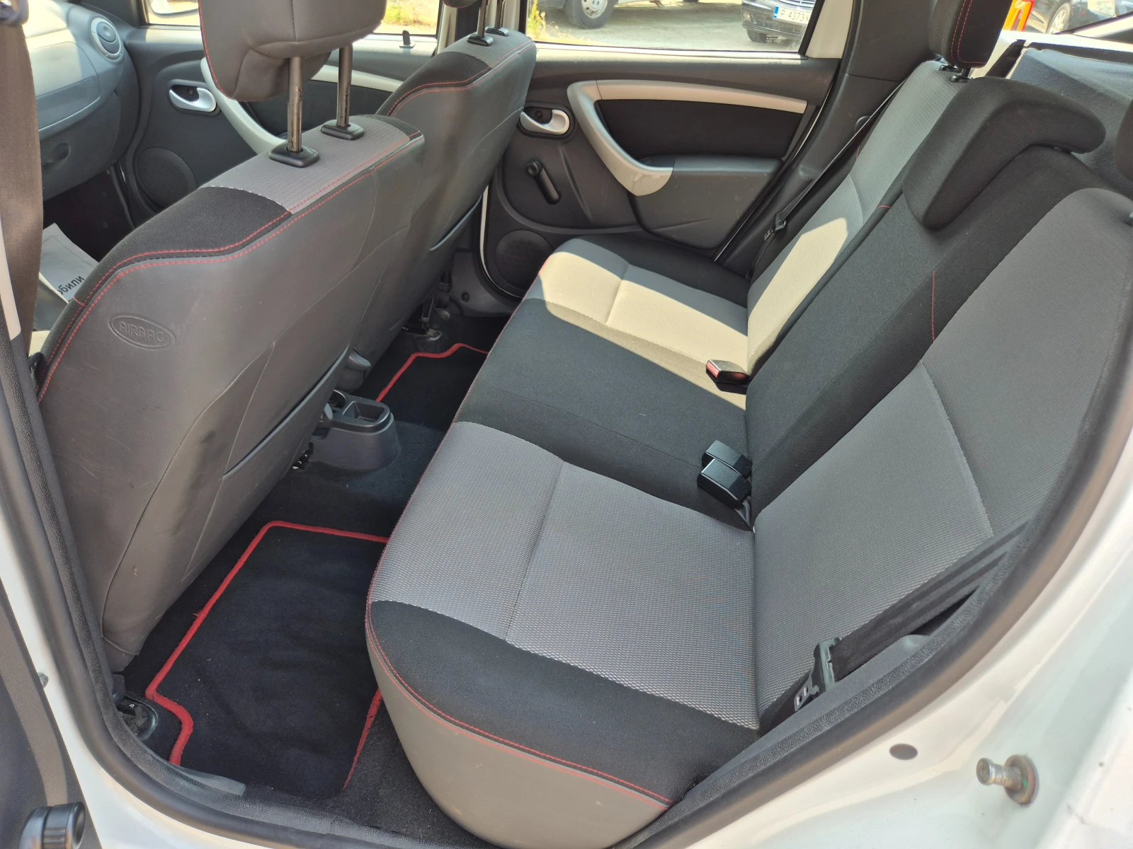 Dacia Duster 1.6i-Газ, Италия, снимка 9 - Автомобили и джипове - 55352435