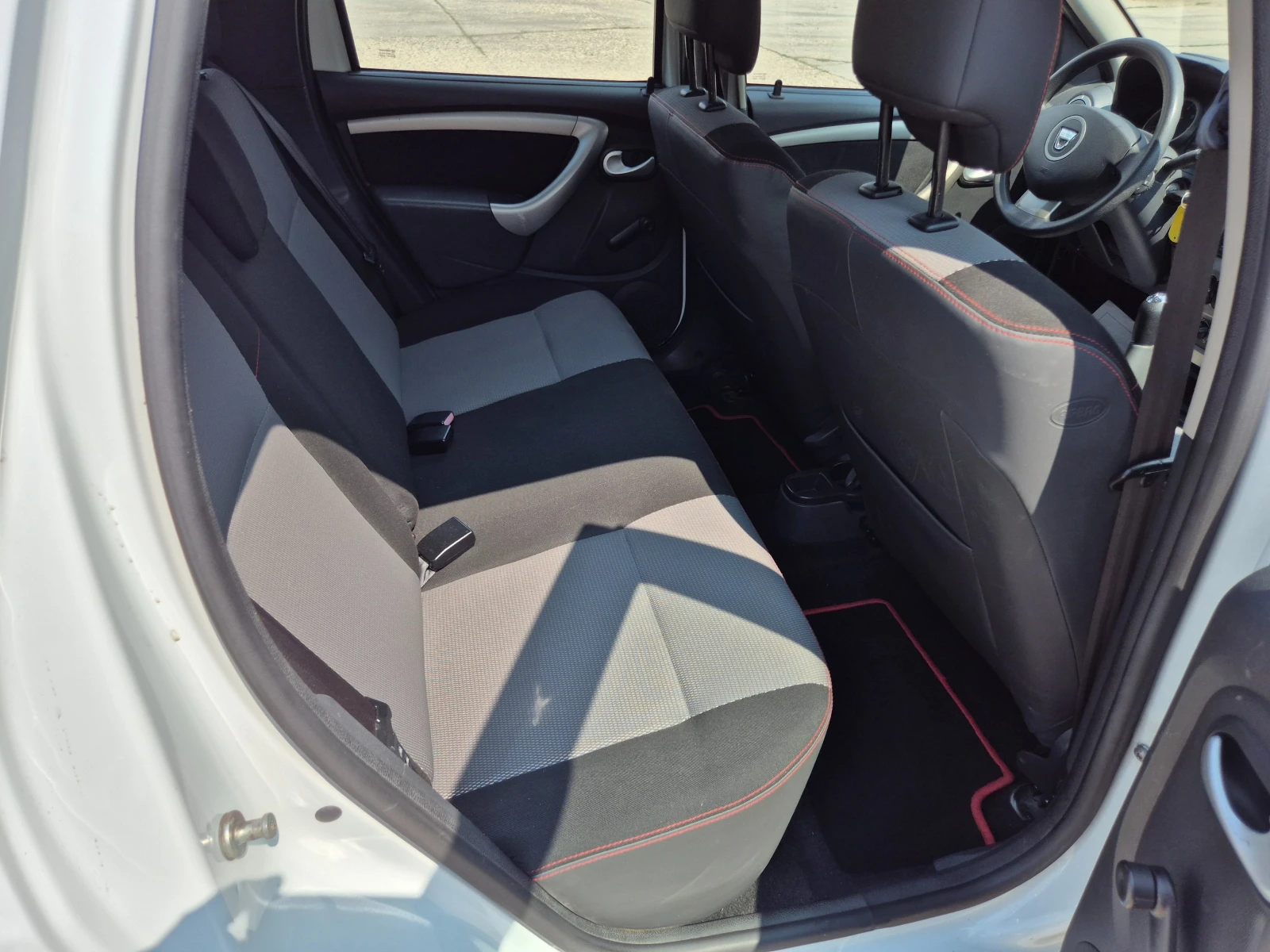 Dacia Duster 1.6i-Газ, Италия, снимка 12 - Автомобили и джипове - 55352435