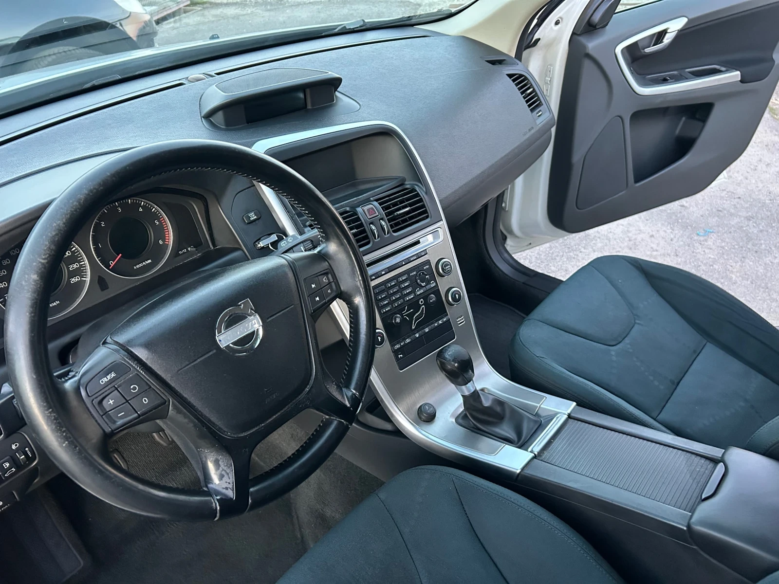 Volvo XC60 2.4 D5, снимка 10 - Автомобили и джипове - 56368218