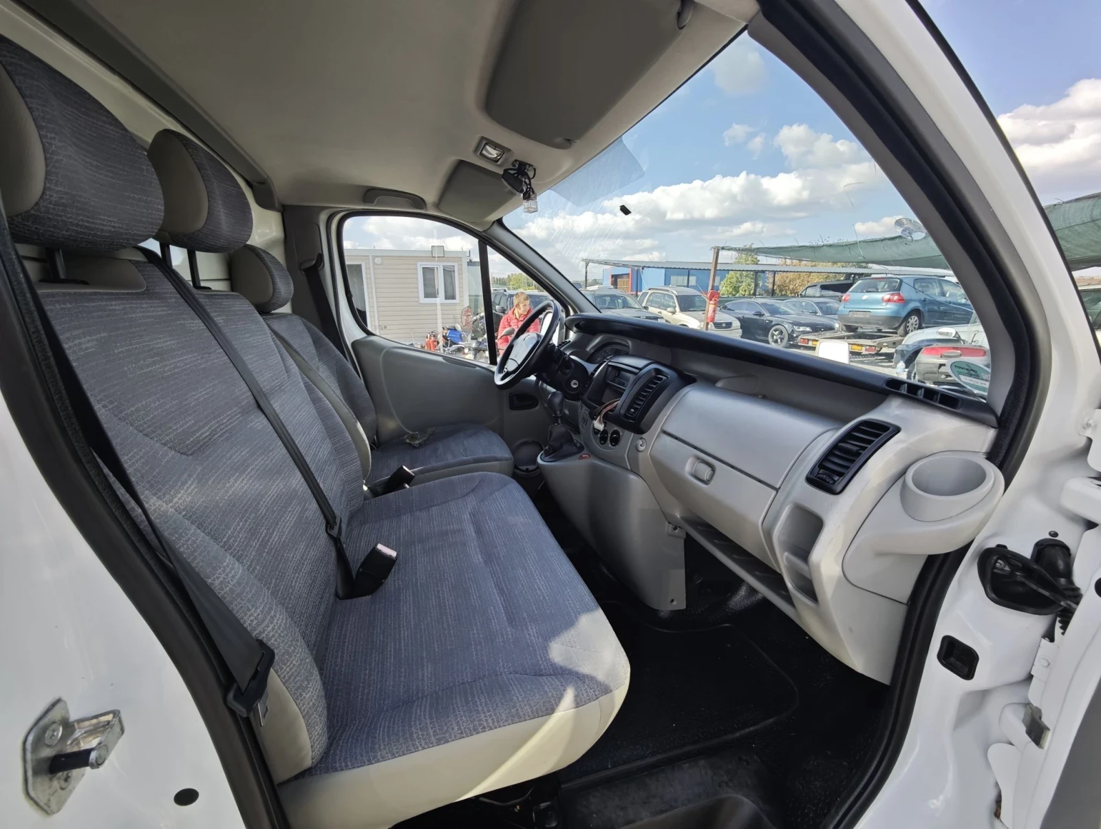 Renault Trafic 2.5, снимка 11 - Бусове и автобуси - 56328665