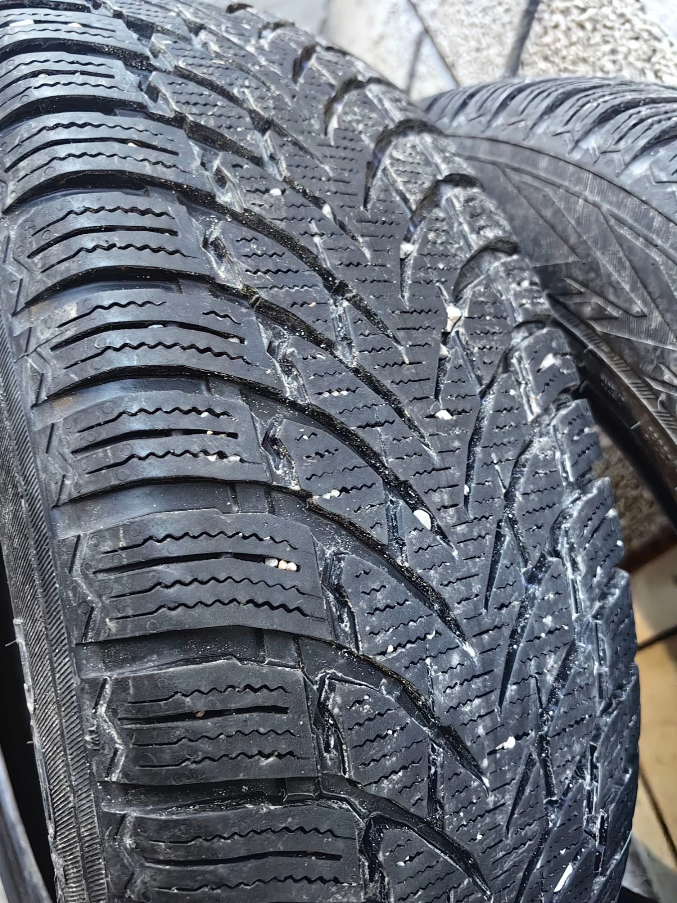 Гуми Зимни 215/65R17, снимка 4 - Гуми и джанти - 56318117