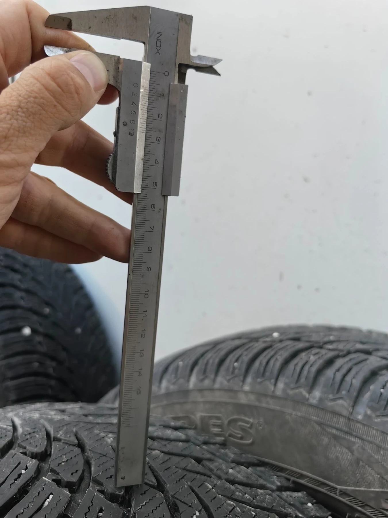 Гуми Зимни 215/65R17, снимка 3 - Гуми и джанти - 56318117