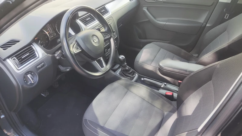 Skoda Rapid 1.2TSI 4cyl, снимка 9 - Автомобили и джипове - 52520834