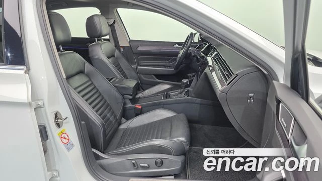 VW Passat 2.0TDI 4MOTION| 360| HEAD UP| PANO| ПАМЕТ| DIST, снимка 12 - Автомобили и джипове - 55920465