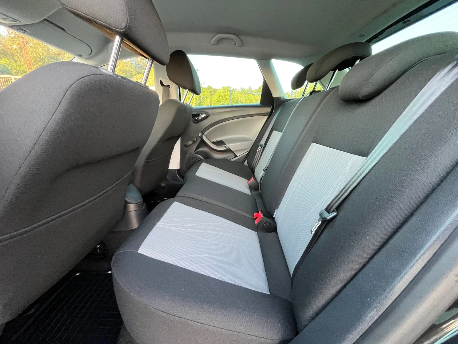 Seat Ibiza ST 1.6TDI 90кс, снимка 12 - Автомобили и джипове - 54890012