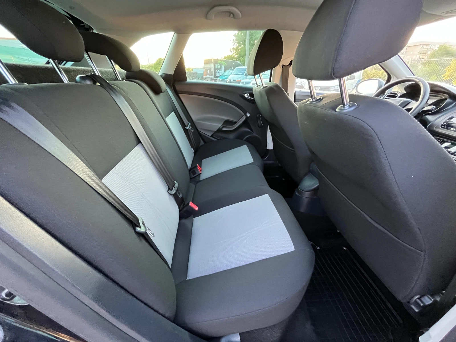 Seat Ibiza ST 1.6TDI 90кс, снимка 11 - Автомобили и джипове - 54890012
