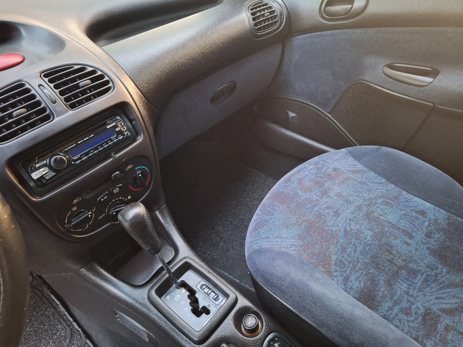 Peugeot 206 1.4 бензин автоматик , снимка 13 - Автомобили и джипове - 55805224