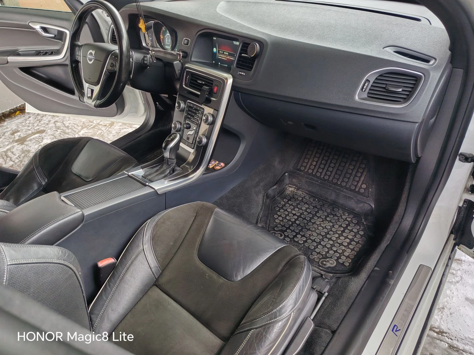 Volvo V60  Д3 R-desing, снимка 9 - Автомобили и джипове - 56705508