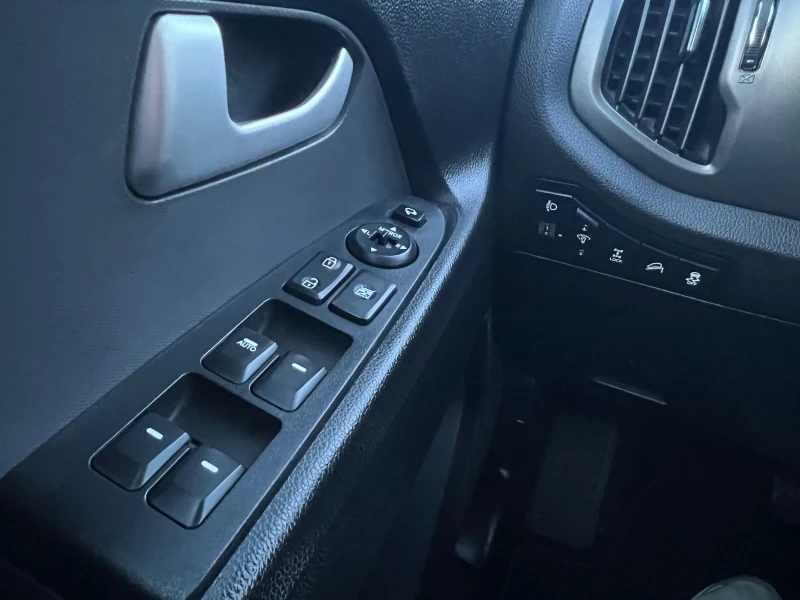 Kia Sportage 2.0i БЕНЗИН АВТОМАТ ШВЕЙЦАРИЯ, снимка 13 - Автомобили и джипове - 52817563