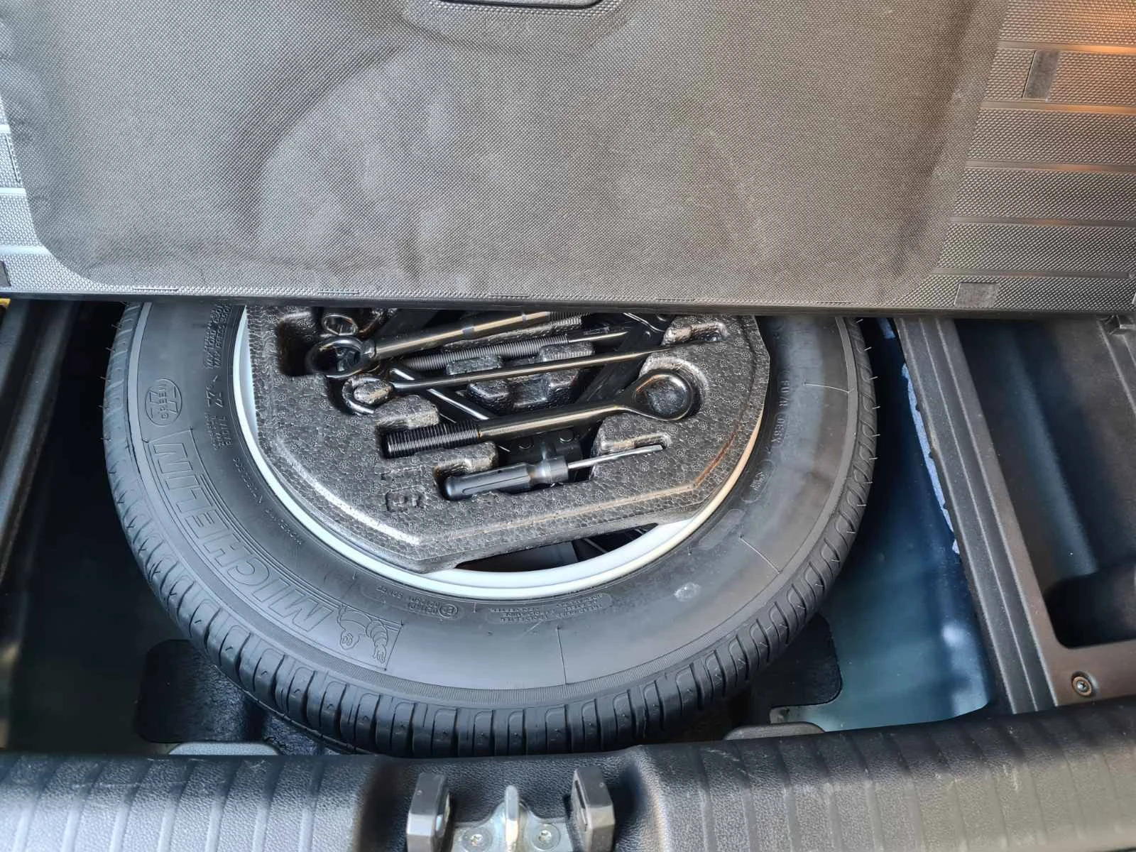 Kia Niro 1.6 GDI Hibrid DCT, снимка 13 - Автомобили и джипове - 56104507
