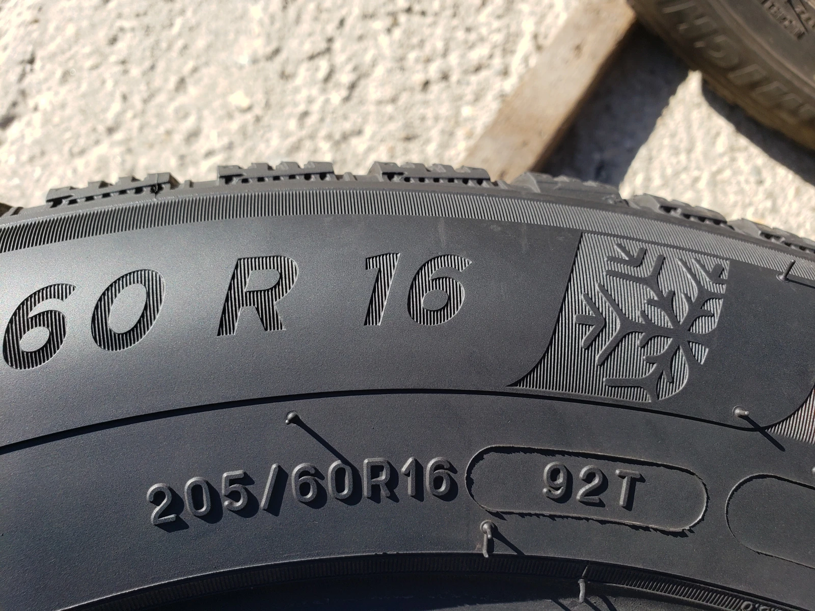 Гуми Зимни 205/60R16, снимка 6 - Гуми и джанти - 56324423