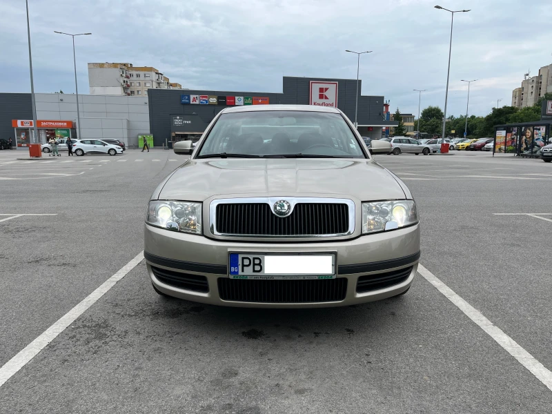 Skoda Superb 2.0i, снимка 6 - Автомобили и джипове - 47970620