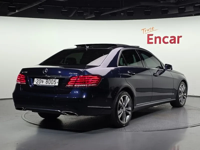 Mercedes-Benz E 300 4Matic Avantgarde - САМО 30% АВАНС, снимка 2 - Автомобили и джипове - 56002496