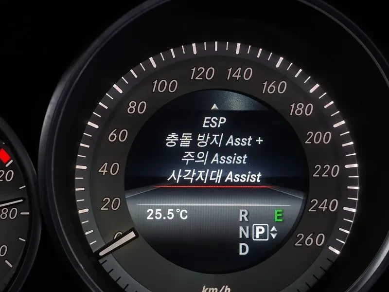 Mercedes-Benz E 300 4Matic Avantgarde - САМО 30% АВАНС, снимка 16 - Автомобили и джипове - 56002496