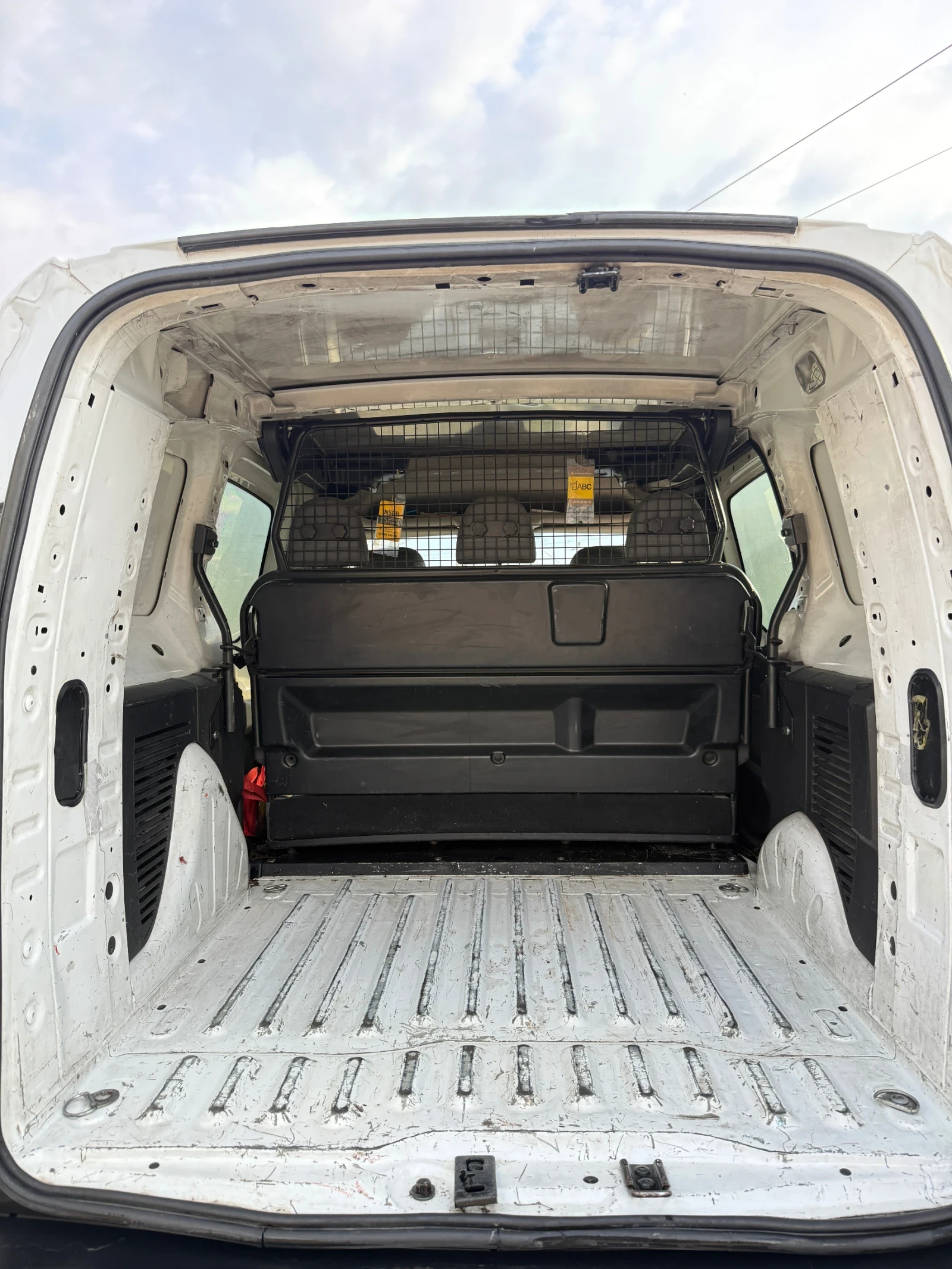 Peugeot Partner 1.6 HDI, снимка 9 - Автомобили и джипове - 53756634