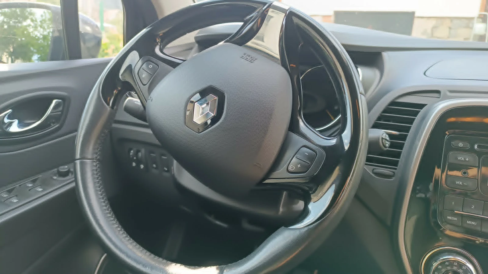 Renault Captur, снимка 6 - Автомобили и джипове - 55003125