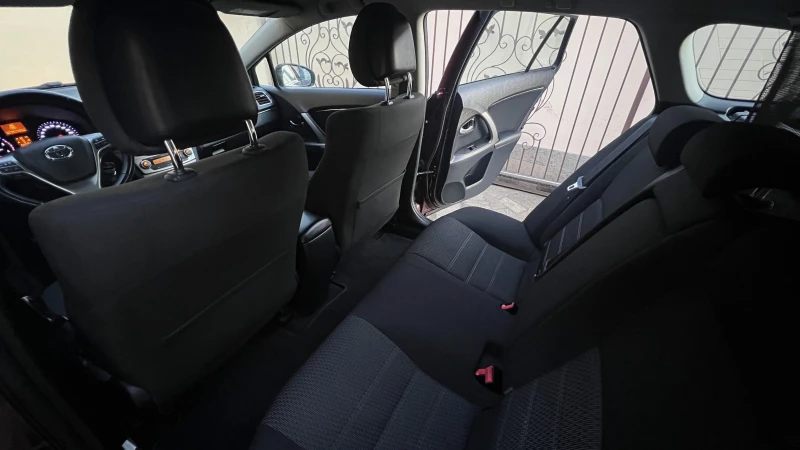 Toyota Avensis 2.2 D-4D , снимка 12 - Автомобили и джипове - 53262235