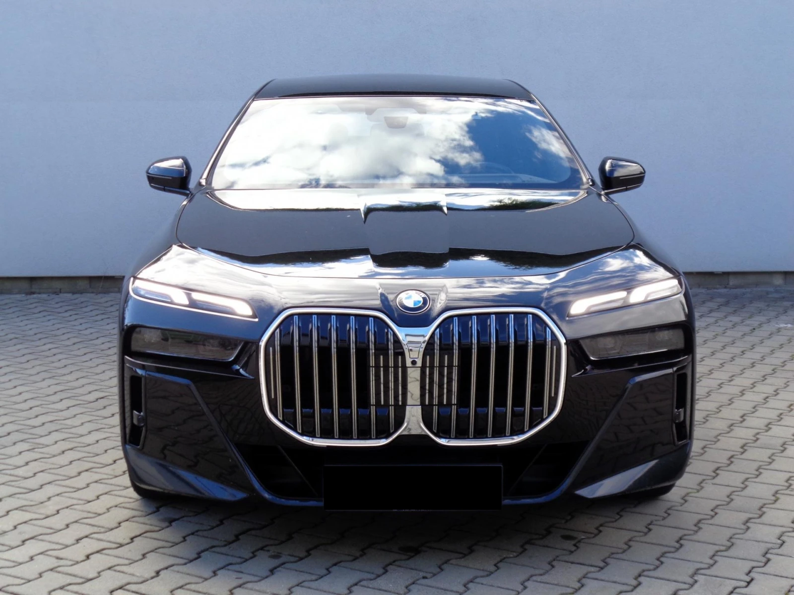 BMW 740 xDrive М-Sport - изображение 2