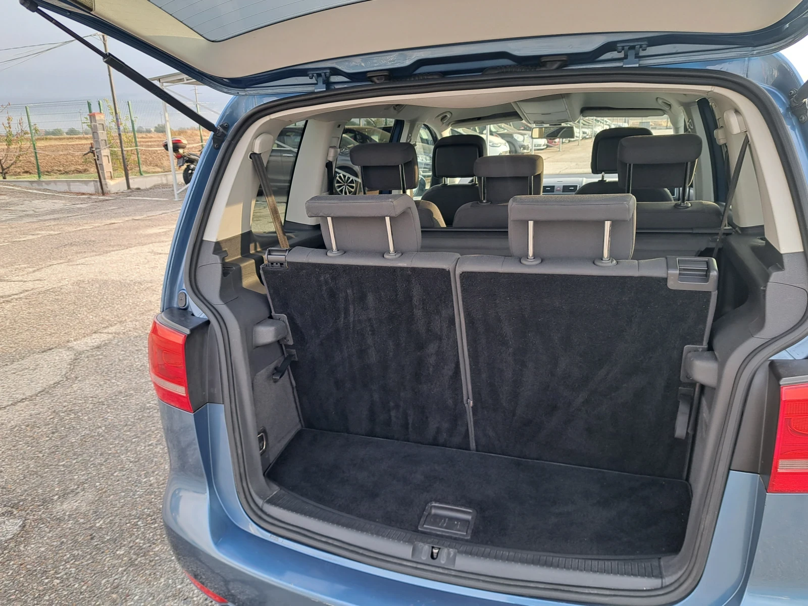 VW Touran 1, 6 tdi DSG - изображение 9