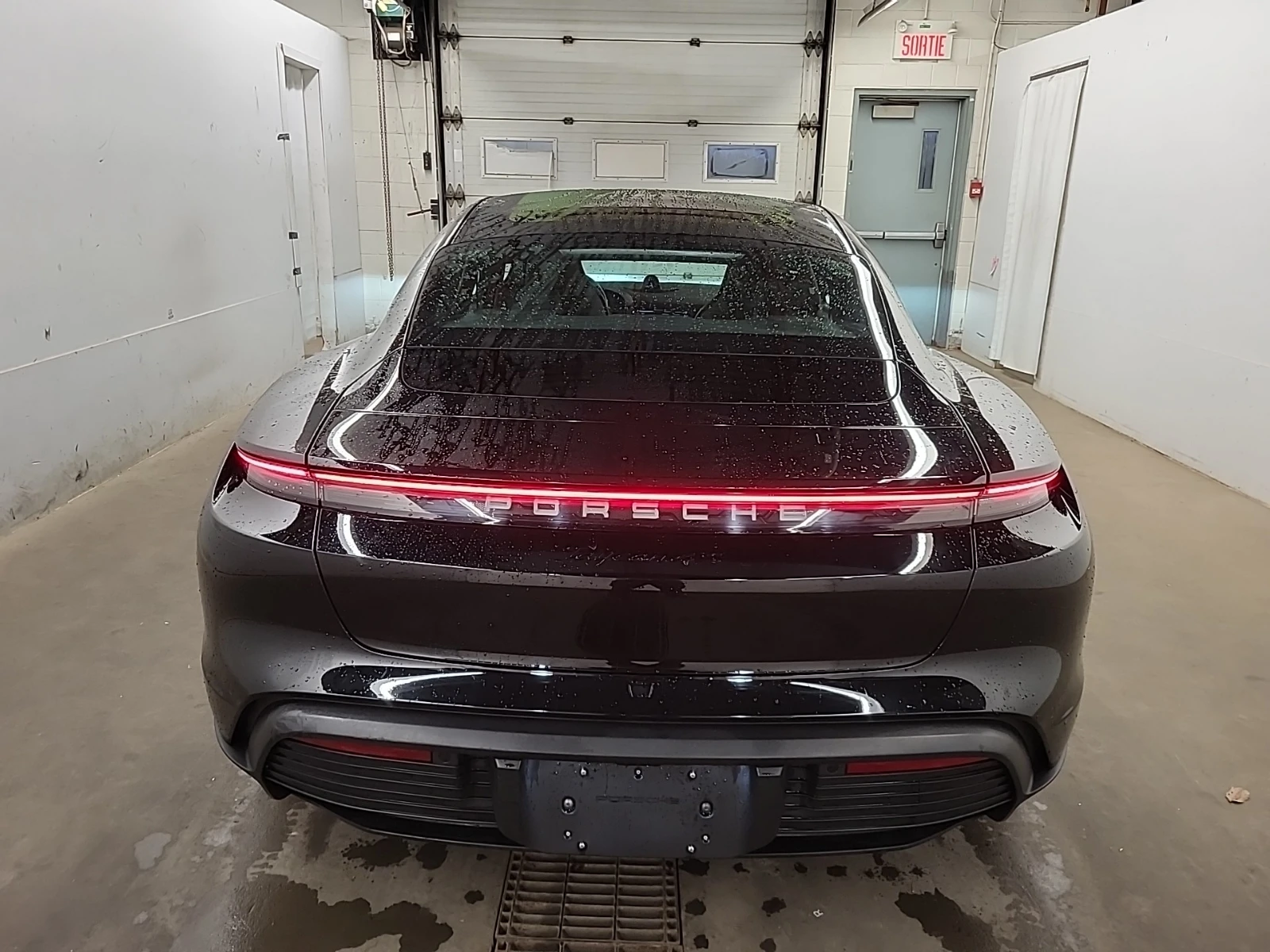 Porsche Taycan * 4S* CARFAX * БЕЗ ПЪРВОНАЧАЛНА ВНОСКА - изображение 4