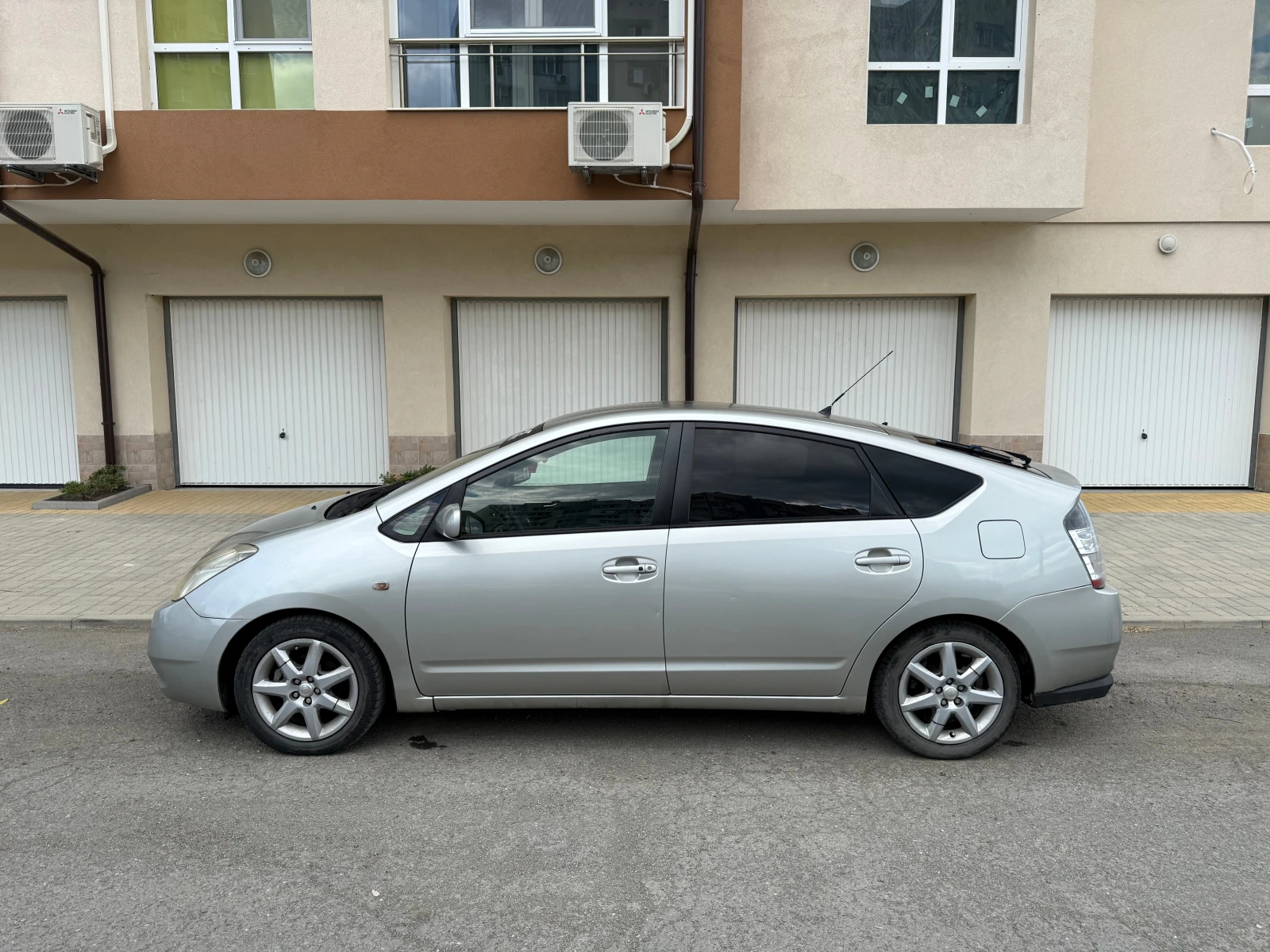 Toyota Prius 1.5i Hybrid-Cruise Control-климатроник-мултиволан, снимка 3 - Автомобили и джипове - 55236611