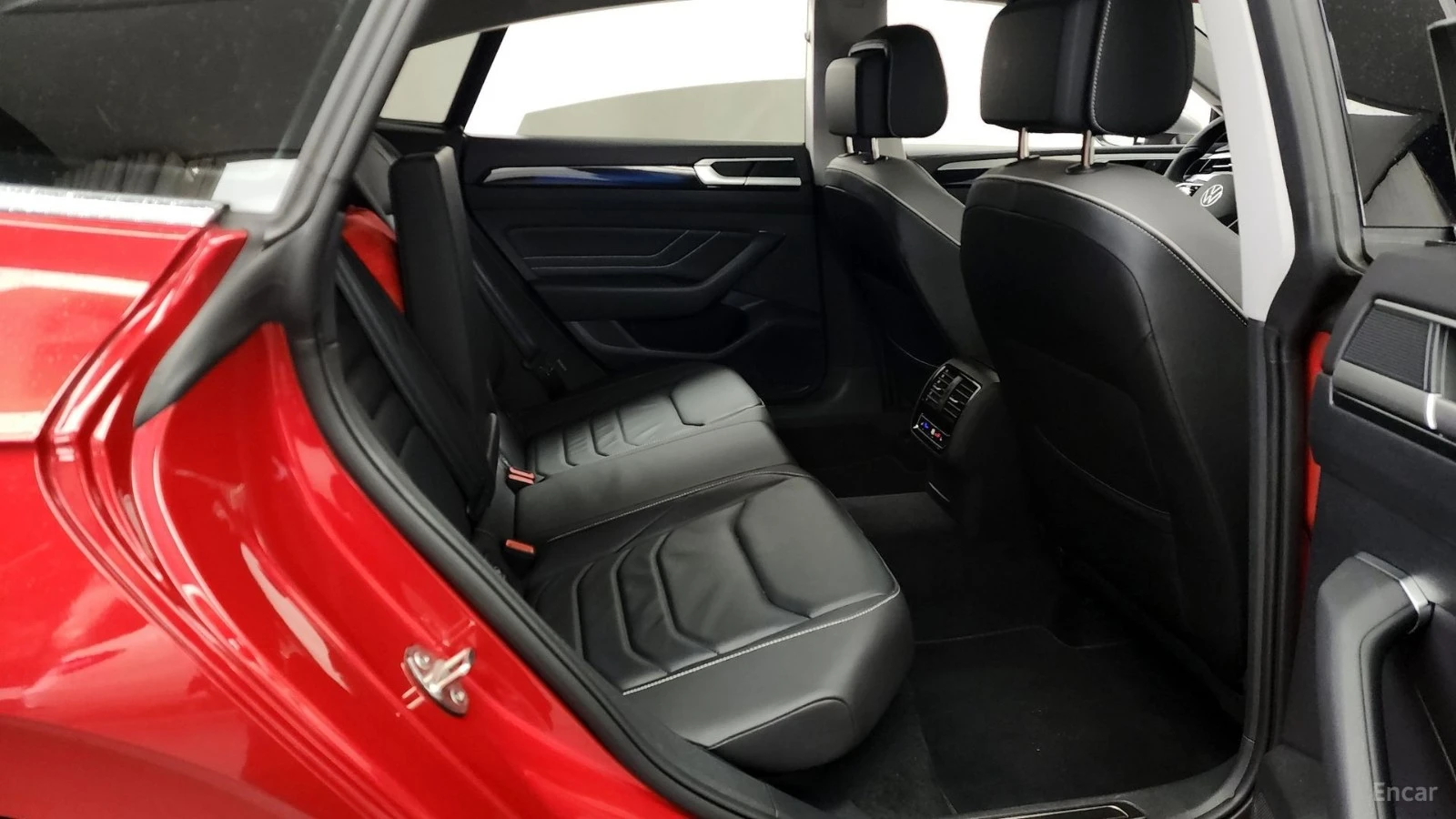 VW Arteon 2.0 TDI* HUD* 360* МАСАЖИ* КОЖА* ОБДУХВ* ПАНО, снимка 10 - Автомобили и джипове - 55436610