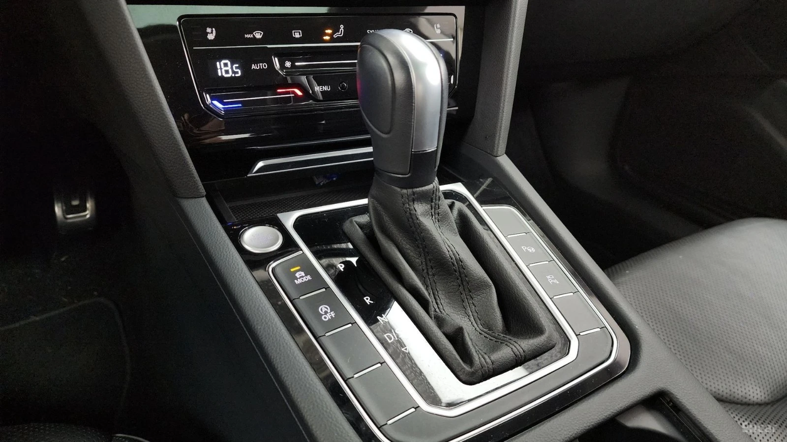 VW Arteon 2.0 TDI* HUD* 360* МАСАЖИ* КОЖА* ОБДУХВ* ПАНО, снимка 7 - Автомобили и джипове - 55436610