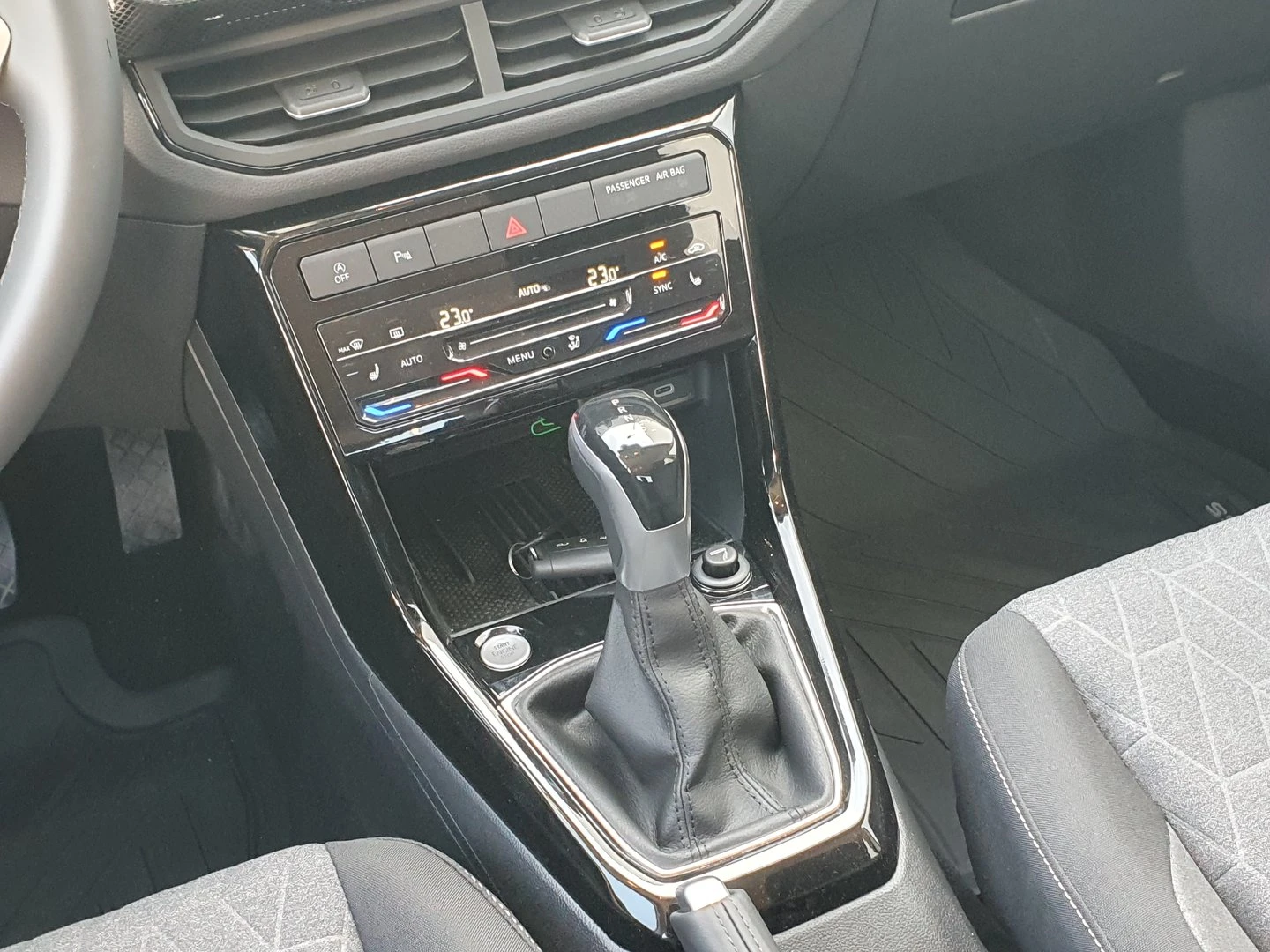 VW T-Cross, снимка 13 - Автомобили и джипове - 56421996