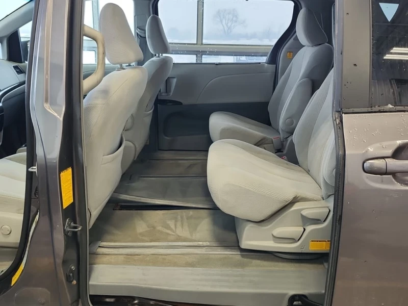Toyota Sienna * LE * CARFAX * БЕЗ ПЪРВОНАЧАЛНА ВНОСКА, снимка 12 - Автомобили и джипове - 53099403