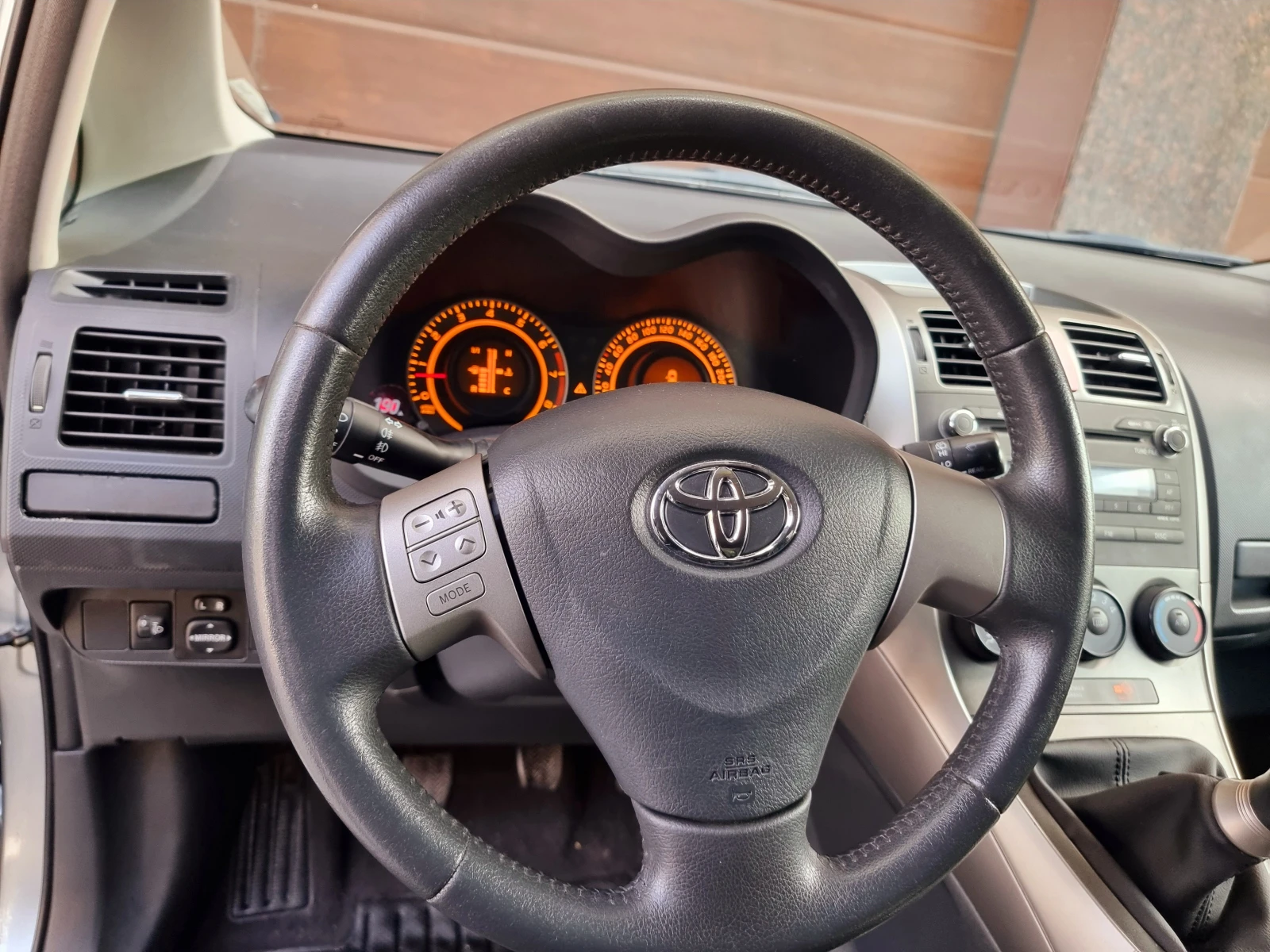 Toyota Auris * 1.6* 124* , снимка 8 - Автомобили и джипове - 54236938
