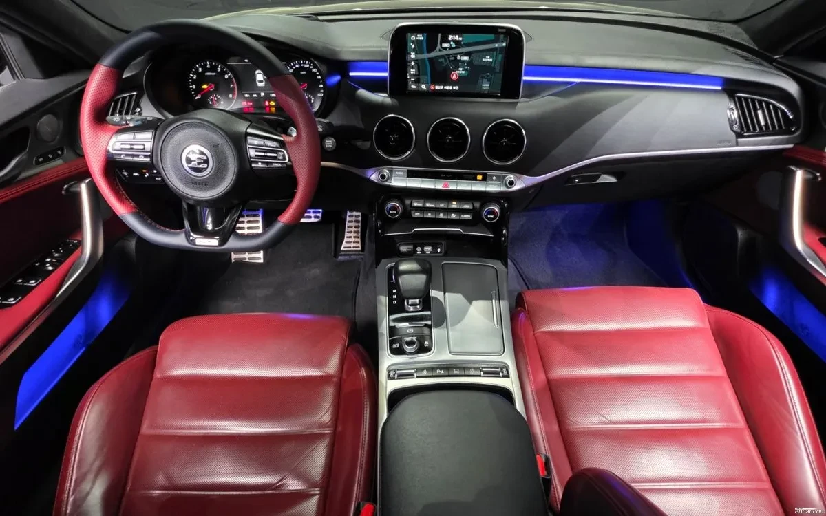 Kia Stinger * 3.3T* AWD* ЧЕРВЕН САЛОН* 360 КАМЕРА* HUD* ОБДУХВ, снимка 4 - Автомобили и джипове - 54810135