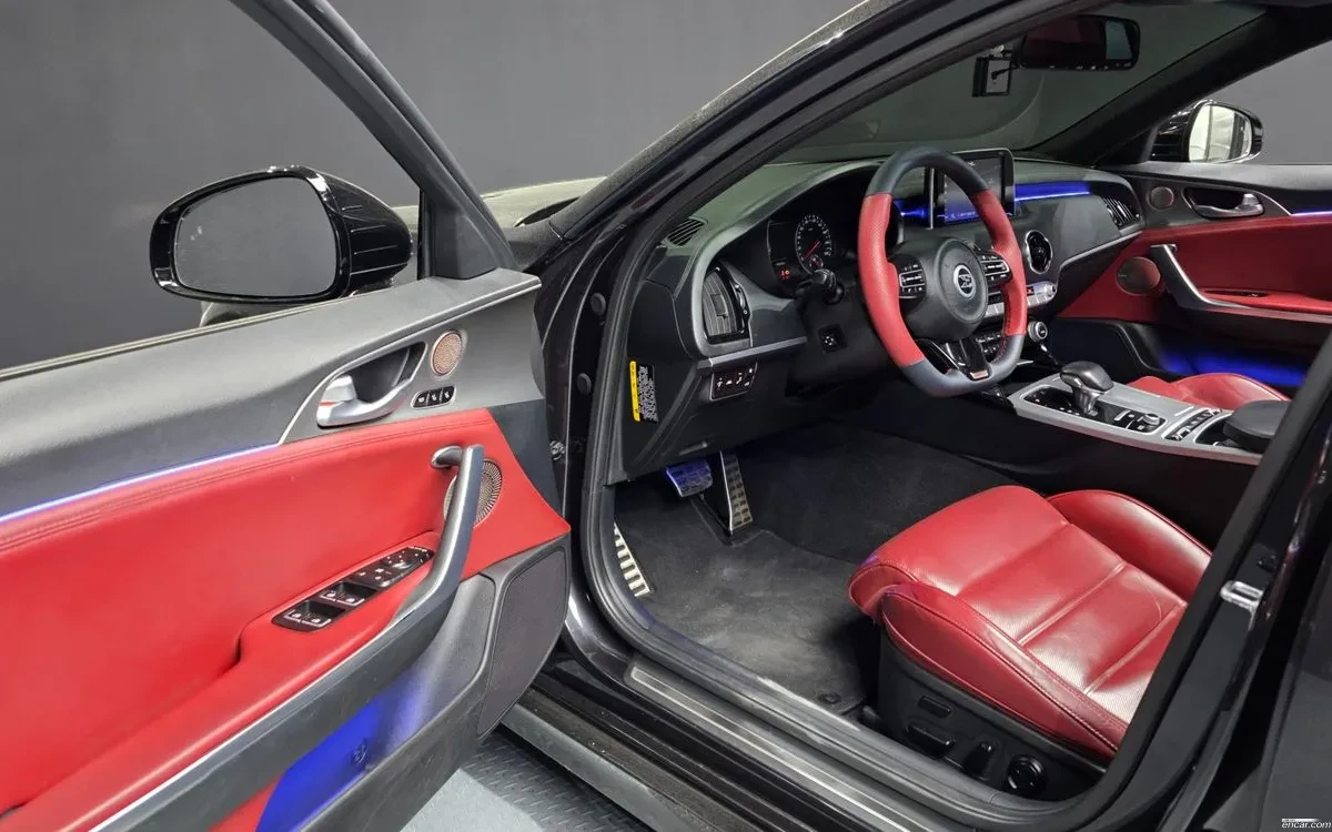 Kia Stinger * 3.3T* AWD* ЧЕРВЕН САЛОН* 360 КАМЕРА* HUD* ОБДУХВ, снимка 2 - Автомобили и джипове - 54810135