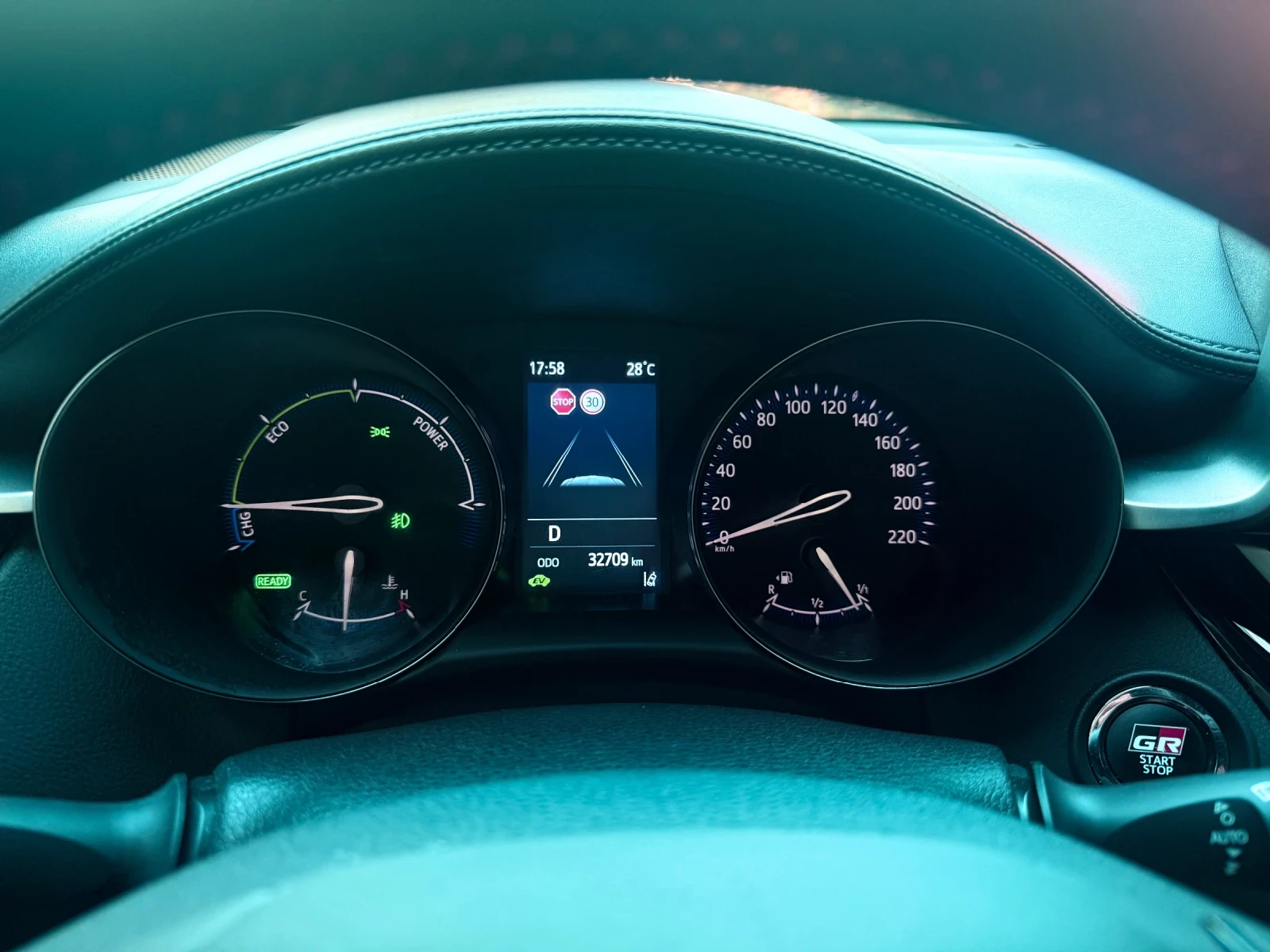 Toyota C-HR GR Sport 2.0 Hibrid, 33000км, ГАРАНЦИОНЕН - изображение 10