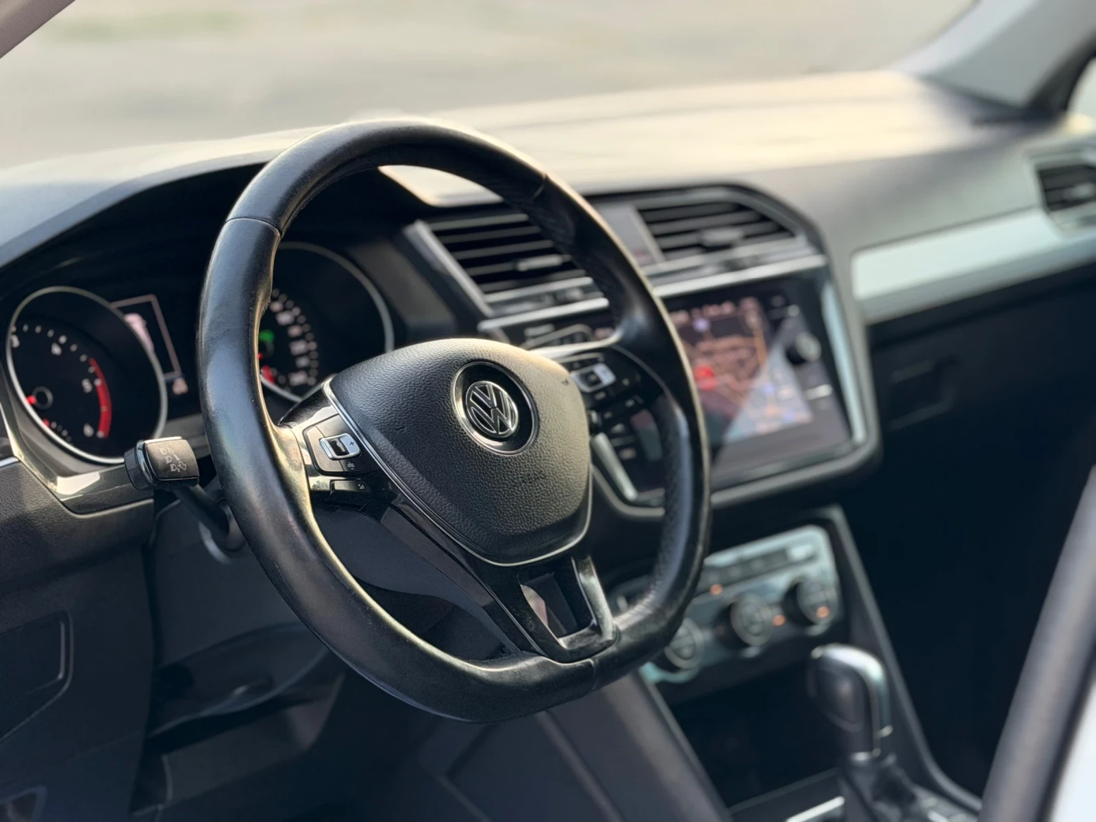 VW Tiguan 2.0TDI/4MOTION/АВТОМАТ, снимка 10 - Автомобили и джипове - 55285682