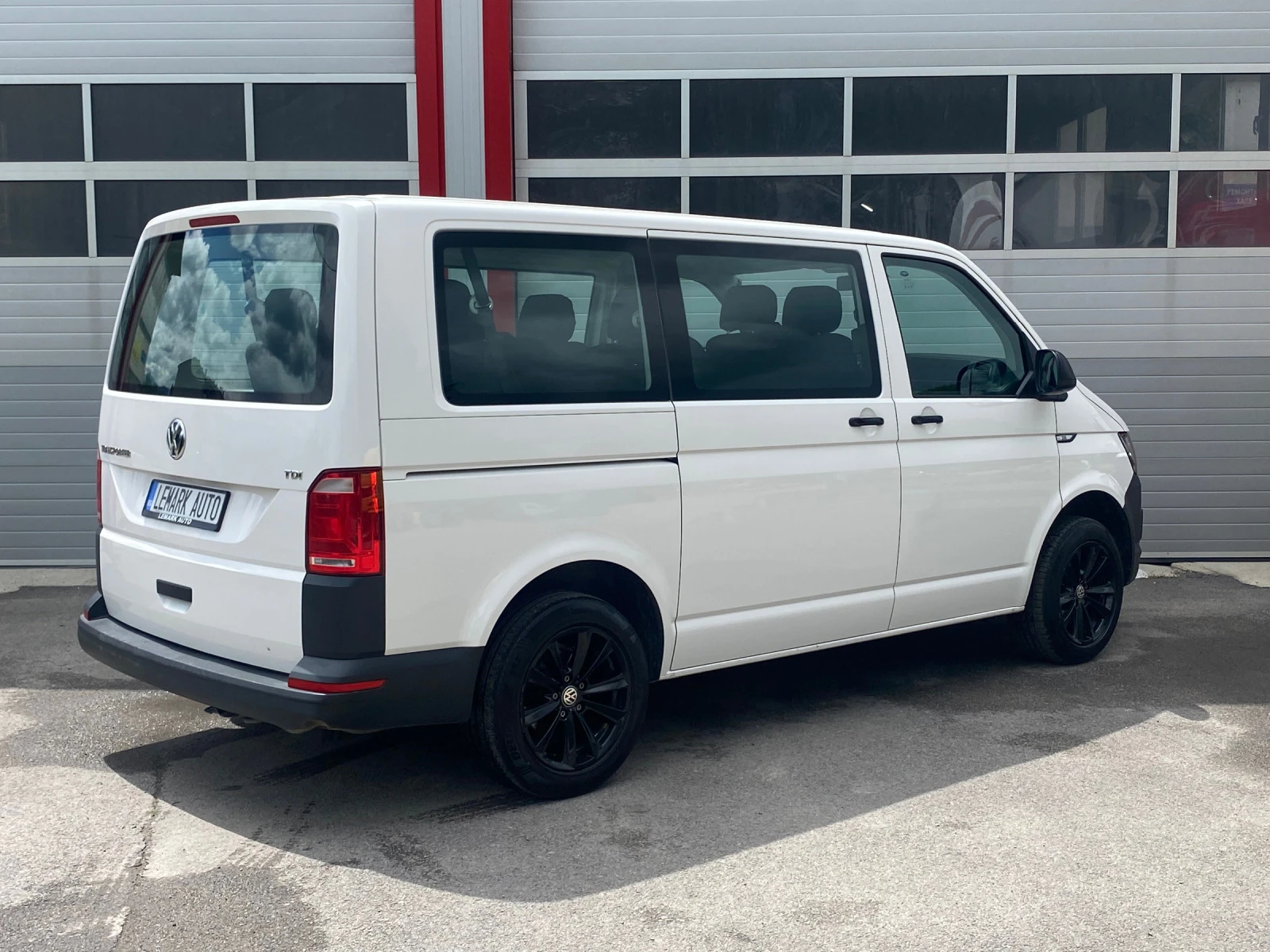 VW Transporter 2.0TDI KLIMATIK EVRO 6B 9-MEСТЕН - изображение 6