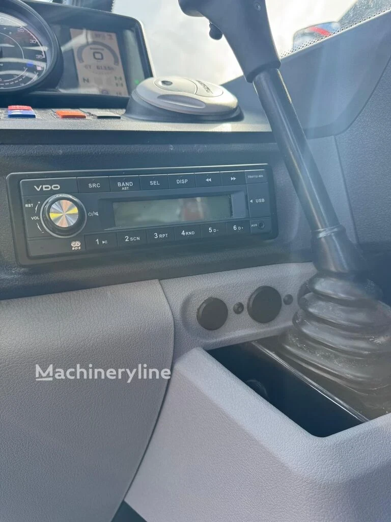 Телескопичен товарач Manitou MLT 733 - изображение 3