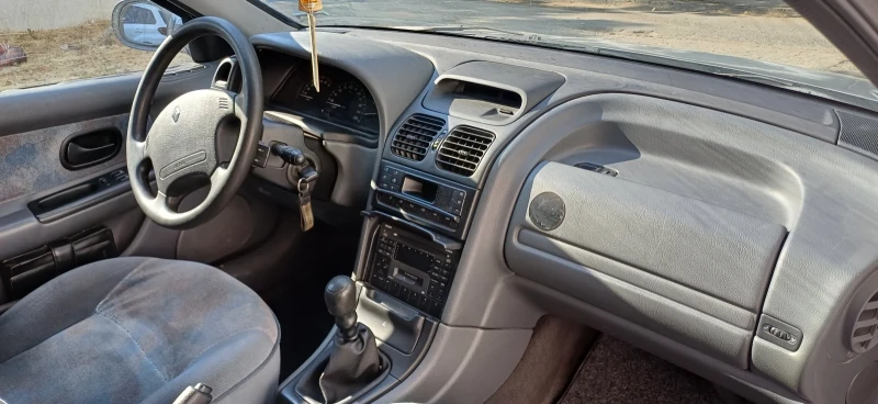 Renault Laguna, снимка 8 - Автомобили и джипове - 52536233