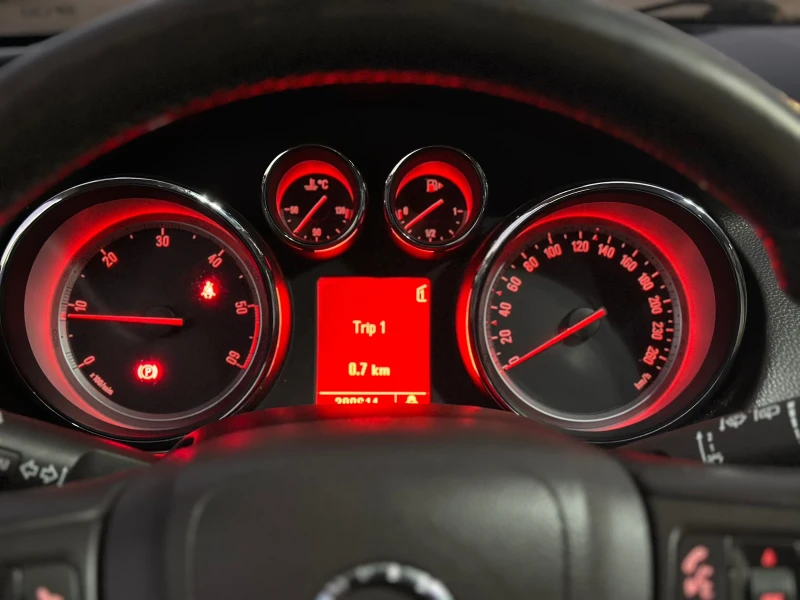 Opel Insignia 2.0 CDTI, снимка 16 - Автомобили и джипове - 52095363