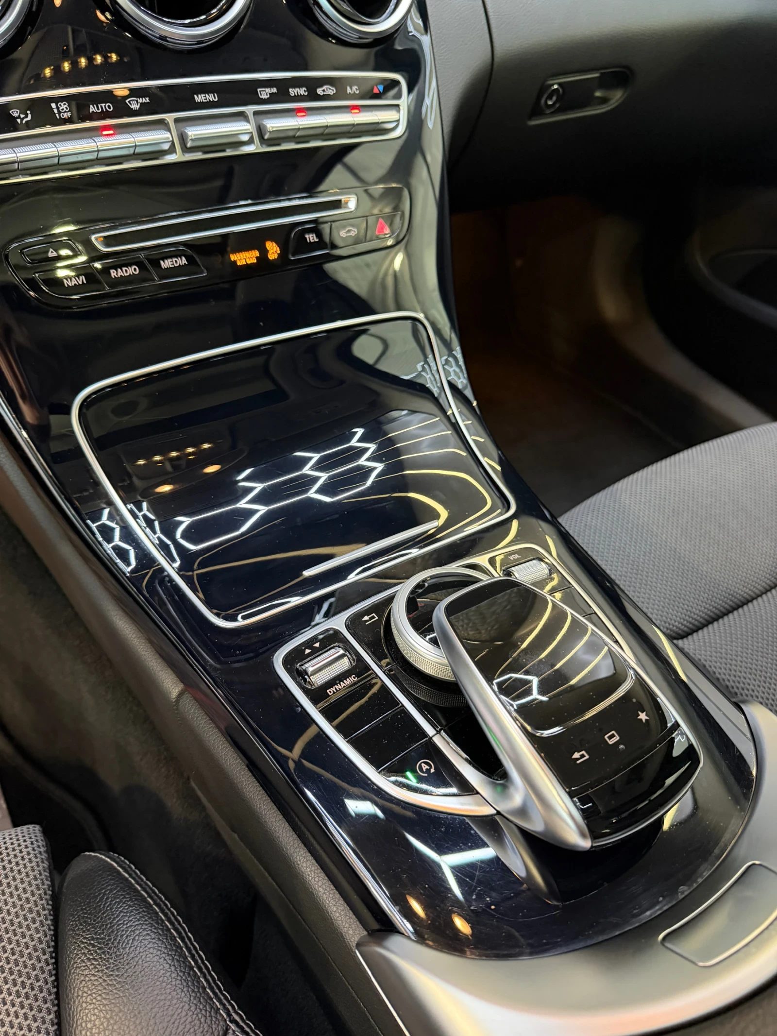 Mercedes-Benz C 220 d * 1 Собственик * Пълна Сервизна История * , снимка 8 - Автомобили и джипове - 54741922