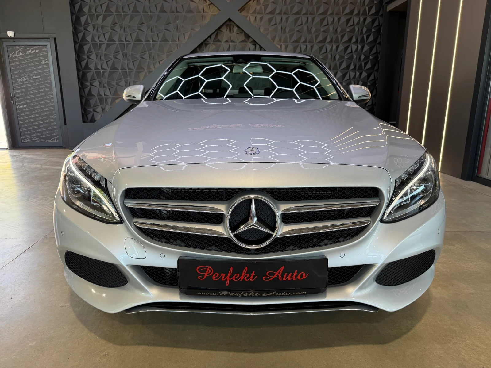 Mercedes-Benz C 220 d * 1 Собственик * Пълна Сервизна История * , снимка 2 - Автомобили и джипове - 54741922